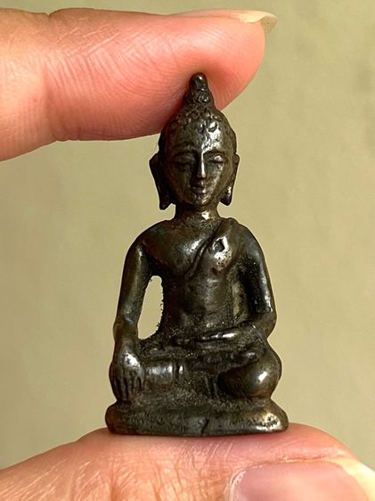 พระบูชาเชียงแสนสิงห์หนึ่ง ขนาดห้อยคอ สัมฤทธิ์แก่เงิน เก่ามากๆ หายาก รูปที่ 2