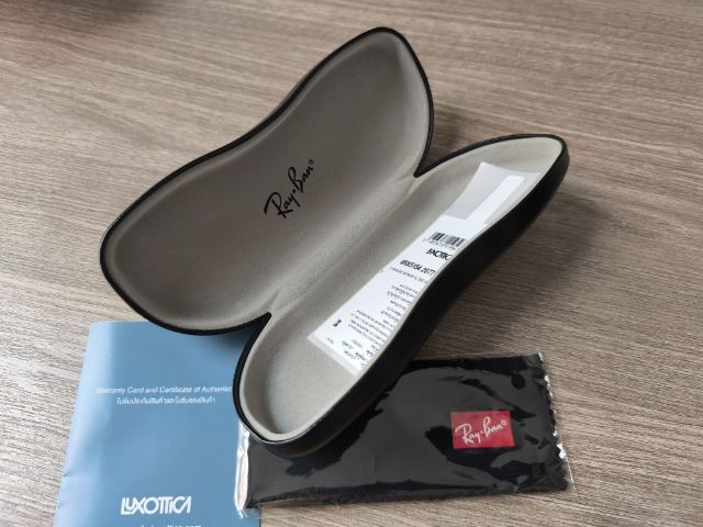 Ray-Ban อื่นๆ กล่องใส่แว่นตา rayban แท้ ร้อยเปอร์เซ็น เคสแข็งหนังสีดำด้าน มาพร้อมผ้าเช็ดแว่น สภาพใหม่ไม่ผ่านการใช้งาน