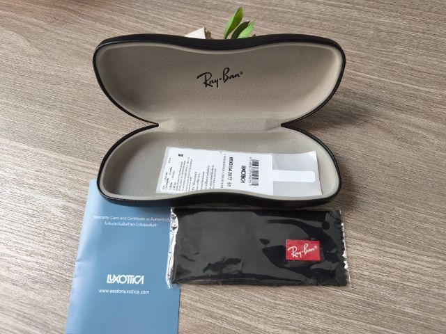 กล่องใส่แว่นตา rayban แท้ ร้อยเปอร์เซ็น เคสแข็งหนังสีดำด้าน มาพร้อมผ้าเช็ดแว่น สภาพใหม่ไม่ผ่านการใช้งาน รูปที่ 3