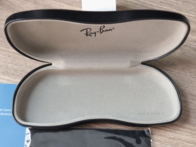 กล่องใส่แว่นตา rayban แท้ ร้อยเปอร์เซ็น เคสแข็งหนังสีดำด้าน มาพร้อมผ้าเช็ดแว่น สภาพใหม่ไม่ผ่านการใช้งาน รูปที่ 2