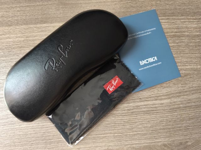 กล่องใส่แว่นตา rayban แท้ ร้อยเปอร์เซ็น เคสแข็งหนังสีดำด้าน มาพร้อมผ้าเช็ดแว่น สภาพใหม่ไม่ผ่านการใช้งาน รูปที่ 4
