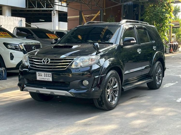 รถ Toyota Fortuner 3.0 TRD Sportivo 4WD สี ดำ