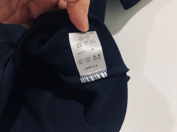 เสื้อยืด FRED PERRY แท้ 💯 size S ขนาดอก 20 ยาว 27 นิ้ว สภาพใหม่มาก สีดำสนิท ทรงสวย ดีเทลคอสวย เนื้อผ้านิ่มมาก หายากน่าสะสมครับ รูปที่ 6
