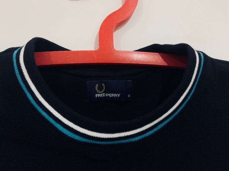 เสื้อยืด FRED PERRY แท้ 💯 size S ขนาดอก 20 ยาว 27 นิ้ว สภาพใหม่มาก สีดำสนิท ทรงสวย ดีเทลคอสวย เนื้อผ้านิ่มมาก หายากน่าสะสมครับ รูปที่ 3