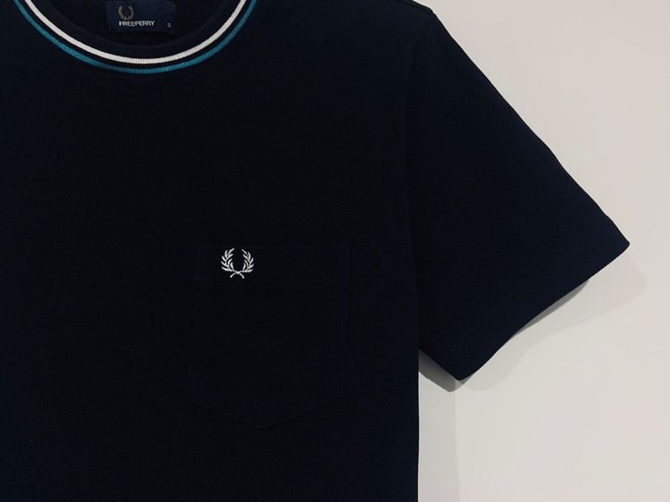 เสื้อยืด FRED PERRY แท้ 💯 size S ขนาดอก 20 ยาว 27 นิ้ว สภาพใหม่มาก สีดำสนิท ทรงสวย ดีเทลคอสวย เนื้อผ้านิ่มมาก หายากน่าสะสมครับ รูปที่ 2
