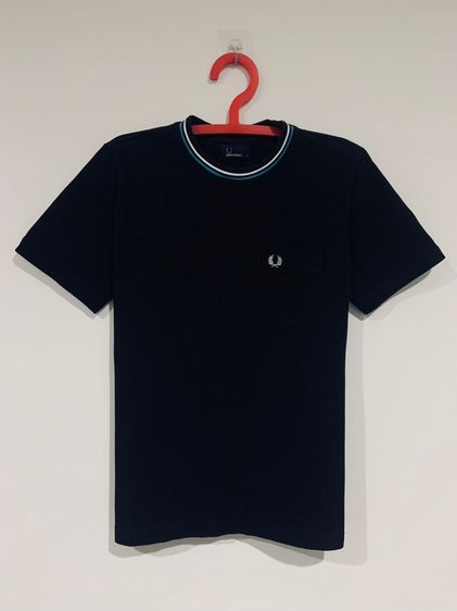 อื่นๆ แขนสั้น อื่นๆ อื่นๆ เสื้อยืด FRED PERRY แท้ 💯 size S ขนาดอก 20 ยาว 27 นิ้ว สภาพใหม่มาก สีดำสนิท ทรงสวย ดีเทลคอสวย เนื้อผ้านิ่มมาก หายากน่าสะสมครับ