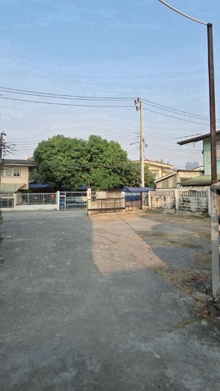 มีบางส่วน 2017 ใช่ ขายด่วน อาคาร3ชั้น มีห้องเช่า10ห้องเต็ม รายได้30,000ต่อเดือน มีพื้นทีว่างลงทุนเพิ่มได้ ใกล้ห้าง