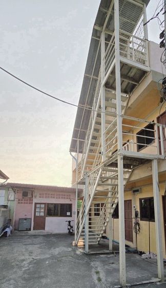 มีบางส่วน 2017 ใช่ ขายด่วน อาคาร3ชั้น มีห้องเช่า10ห้องเต็ม รายได้30,000ต่อเดือน มีพื้นทีว่างลงทุนเพิ่มได้ ใกล้ห้าง รูปที่ 3