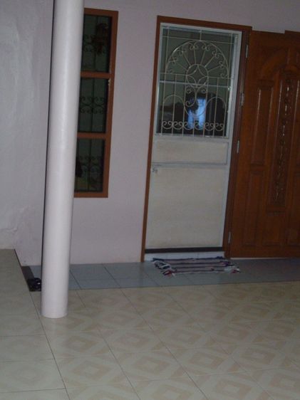 มีบางส่วน สร้างเสร็จก่อน 2010 เจ้าของขายด่วน ทาวน์เฮ้าส์ 2 ชั้น ตามสภาพ 28 ตร.วา เมืองนนทบุรี หน้ากว้าง 6 เมตร ที่จอดรถยนต์ 2 คัน 3 นอน 2 น้ำ รูปที่ 3