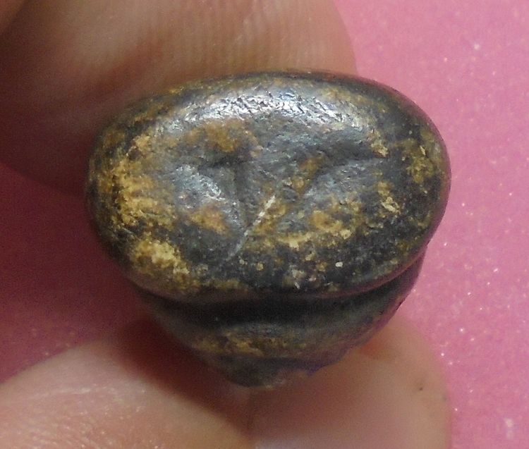 พระปิดตา เนื้อผงคลุกรัก ไม่ทราบที่ รูปที่ 3