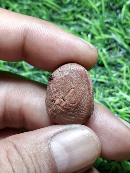 พระเนื้อดินเก่าหลังจารยันต์เปียก ไม่รู้ที่ รูปที่ 2