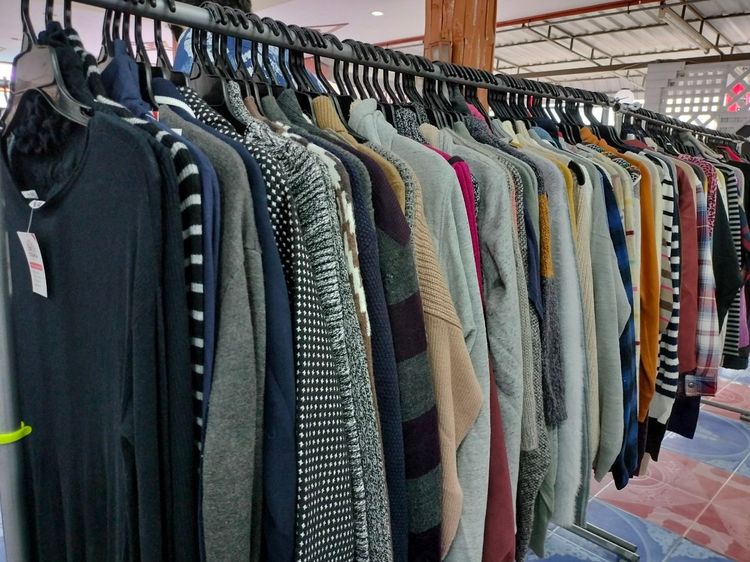 โล๊ะ ขายเหมาเสื้อผ้ามือสองจากญี่ปุ่น มีทั้งแบบยกกระสอบ และแบบซักรีดแล้ว สนใจจำนวนแค่ไหนทักสอบถามกันก่อนได้ค่ะ รูปที่ 5