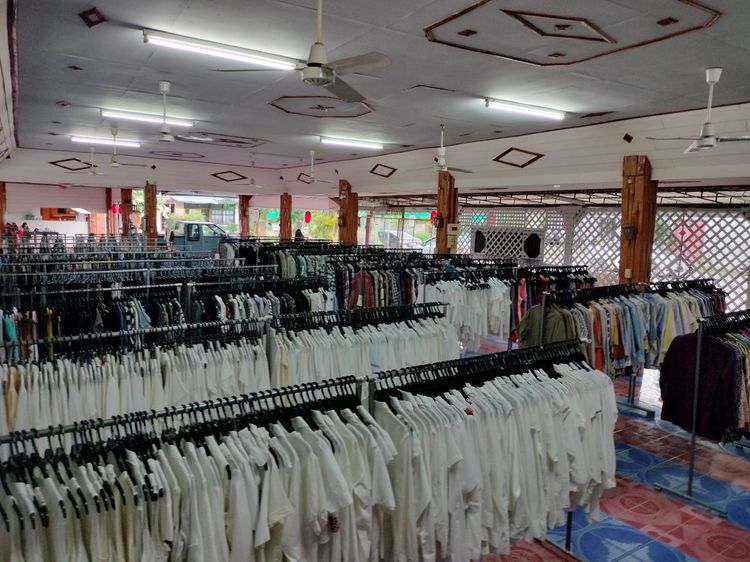 โล๊ะ ขายเหมาเสื้อผ้ามือสองจากญี่ปุ่น มีทั้งแบบยกกระสอบ และแบบซักรีดแล้ว สนใจจำนวนแค่ไหนทักสอบถามกันก่อนได้ค่ะ รูปที่ 3