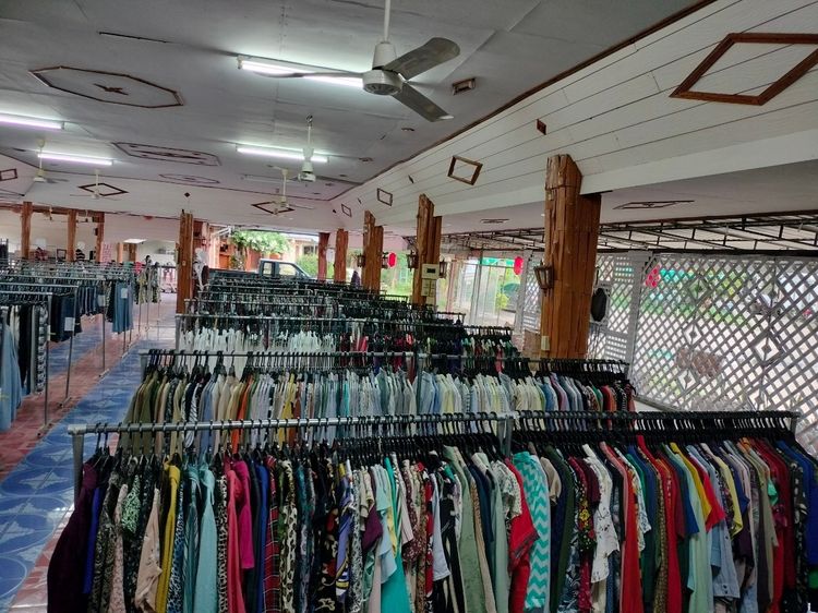 โล๊ะ ขายเหมาเสื้อผ้ามือสองจากญี่ปุ่น มีทั้งแบบยกกระสอบ และแบบซักรีดแล้ว สนใจจำนวนแค่ไหนทักสอบถามกันก่อนได้ค่ะ