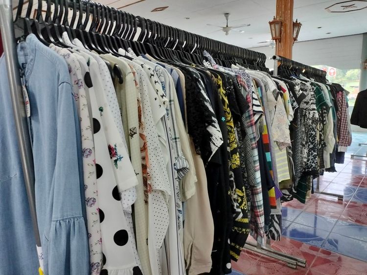 โล๊ะ ขายเหมาเสื้อผ้ามือสองจากญี่ปุ่น มีทั้งแบบยกกระสอบ และแบบซักรีดแล้ว สนใจจำนวนแค่ไหนทักสอบถามกันก่อนได้ค่ะ รูปที่ 11