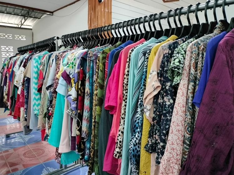 โล๊ะ ขายเหมาเสื้อผ้ามือสองจากญี่ปุ่น มีทั้งแบบยกกระสอบ และแบบซักรีดแล้ว สนใจจำนวนแค่ไหนทักสอบถามกันก่อนได้ค่ะ รูปที่ 8