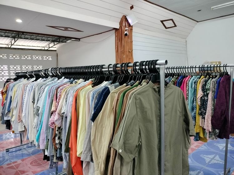 โล๊ะ ขายเหมาเสื้อผ้ามือสองจากญี่ปุ่น มีทั้งแบบยกกระสอบ และแบบซักรีดแล้ว สนใจจำนวนแค่ไหนทักสอบถามกันก่อนได้ค่ะ รูปที่ 9