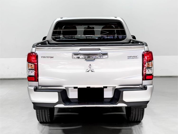 Mitsubishi Triton 2020 2.4 GLS 4WD Pickup ดีเซล ไม่ติดแก๊ส เกียร์ธรรมดา บรอนซ์เงิน รูปที่ 4