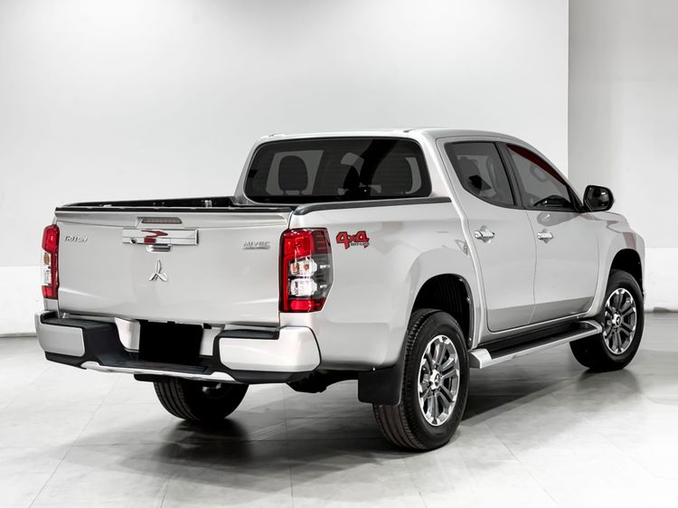 Mitsubishi Triton 2020 2.4 GLS 4WD Pickup ดีเซล ไม่ติดแก๊ส เกียร์ธรรมดา บรอนซ์เงิน รูปที่ 3