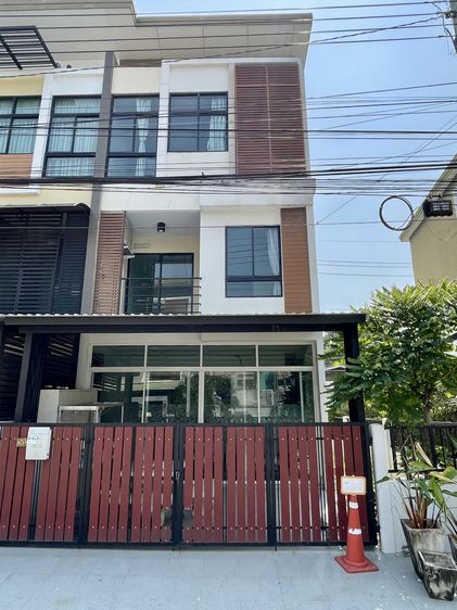 ขายทาวน์โฮม 3 ชั้น 25 ตร.ว. แปลงมุม ใกล้ทางเข้าหมู่บ้าน ซิกเนเจอร์ เพชรเกษม 69