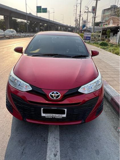 รถ Toyota Yaris 1.2 E สี แดง