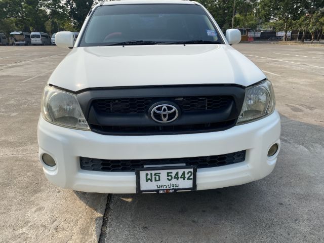 รถ Toyota Hilux Vigo 2.5 J สี ขาว