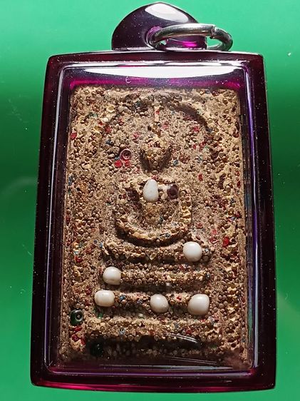 พระสมเด็จเก่า ฝังเม็ดพระธาตุ ทั่วทั้งองค์ ไม่ทราบที่ ได้เหมาพระบ้านเก่ายกหิ้งมา พระสวยมากๆครับ พระเก่าแต่ผมไม่รู่ที่ครับ สวยมากๆครับ