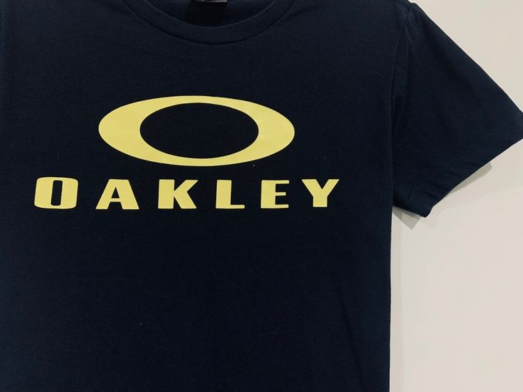เสื้อยืด OAKLEY แท้ 💯 size M ขนาดอก 20 ยาว 27 นิ้ว สภาพใหม่มาก สีดำสนิท ทรงสวย เนื้อผ้านิ่มมาก หายากน่าสะสมครับ รูปที่ 2