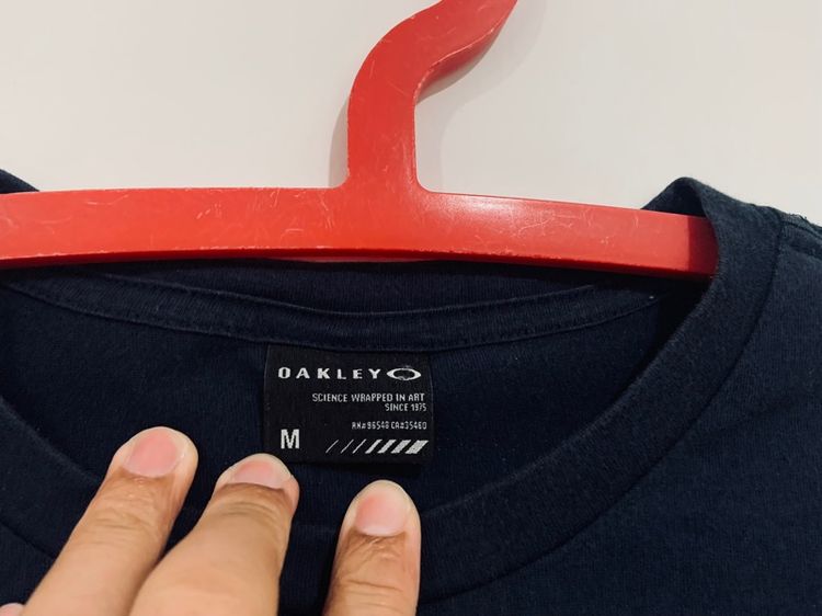 เสื้อยืด OAKLEY แท้ 💯 size M ขนาดอก 20 ยาว 27 นิ้ว สภาพใหม่มาก สีดำสนิท ทรงสวย เนื้อผ้านิ่มมาก หายากน่าสะสมครับ รูปที่ 3