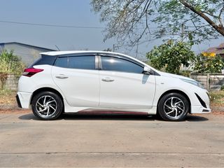 ฟรีดาวน์ TOYOTA YARIS HATCHBACK 1,200 CC ปี2563(จดทะเบียน 2020) มีถุงลม 7 ใบสวยมาก วิ่งน้อยมากเพียง 16,000 กม. เจ้าเดียวออกศูนย์ สีขาว.
