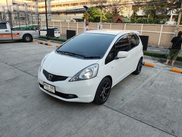 Honda Jazz 2010 1.5 V i-VTEC Sedan เบนซิน ไม่ติดแก๊ส เกียร์อัตโนมัติ ขาว รูปที่ 3