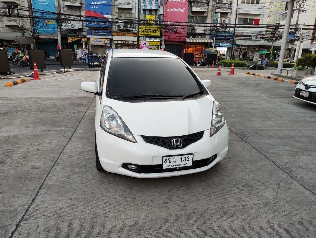 Honda Jazz 2010 1.5 V i-VTEC Sedan เบนซิน ไม่ติดแก๊ส เกียร์อัตโนมัติ ขาว รูปที่ 2