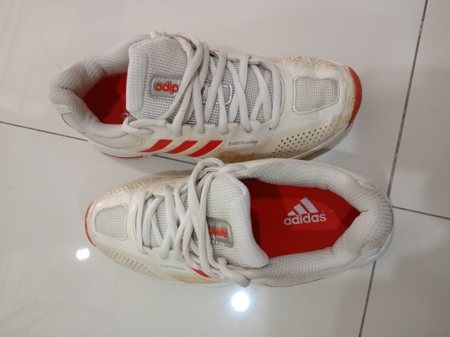 พร้อมขายและส่งมอบ...รองเท้าเทนนิสหญิง Adidas สภาพดี พื้นเต็ม ราคาไม่แพง ส่งให้ฟรี..