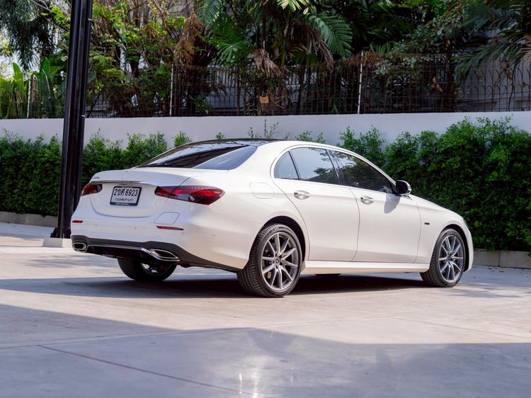 Mercedes-Benz E-Class 2022 E300e Sedan ปลั๊กอินไฮบริด (PHEV) ไม่ติดแก๊ส เกียร์อัตโนมัติ ขาว รูปที่ 4