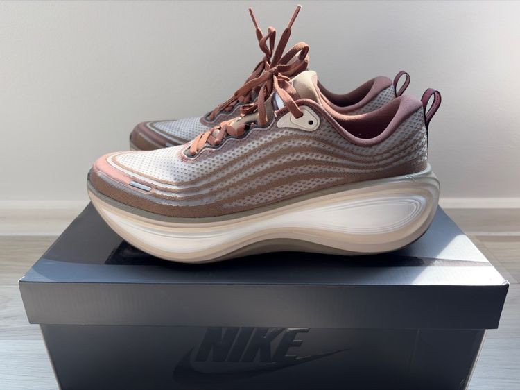 รองเท้า Nike Vomero Plus 10.5 US