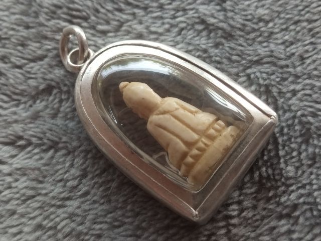 พระพุทธแกะเลี่ยมเงิน (หลวงพ่ออุตตมะ วัดวังก์วิเวการาม) รูปที่ 6