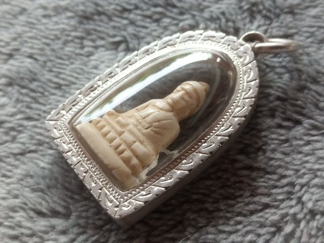 พระพุทธแกะเลี่ยมเงิน (หลวงพ่ออุตตมะ วัดวังก์วิเวการาม) รูปที่ 2