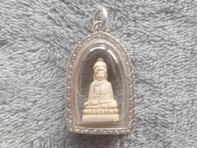 พระพุทธแกะเลี่ยมเงิน (หลวงพ่ออุตตมะ วัดวังก์วิเวการาม)