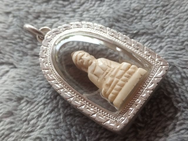 พระพุทธแกะเลี่ยมเงิน (หลวงพ่ออุตตมะ วัดวังก์วิเวการาม) รูปที่ 3