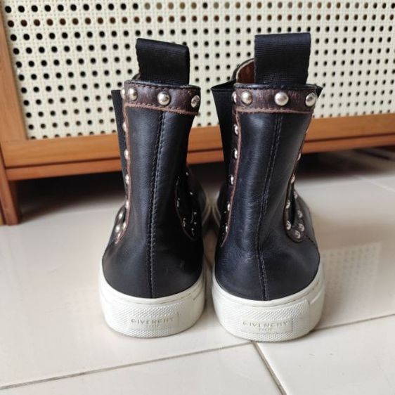 รองเท้าบู๊ทหนังแท้ GIVENCHY size 42วัดด้านในโดยประมาณ28cm มือสองขายตามสภาพขอคนรับได้ รูปที่ 4