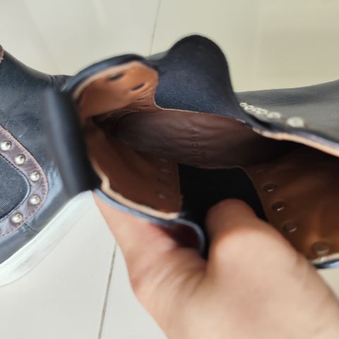 รองเท้าบู๊ทหนังแท้ GIVENCHY size 42วัดด้านในโดยประมาณ28cm มือสองขายตามสภาพขอคนรับได้ รูปที่ 8