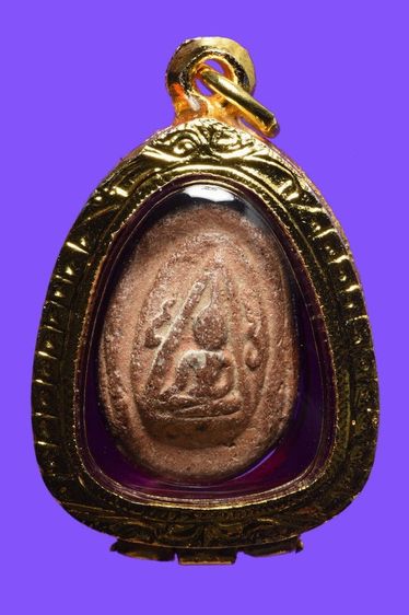 พระเนื้อดิน พบขึ้นที่กรุวัดจุฬามณี จ.พิษณุโลก สภาพสวยเดิมจากกรุ มาพร้อมตลับทองสวิสฝังเพชรcz สวยงามอย่างดี บูชาขึ้นคอได้เลยครับ รูปที่ 2