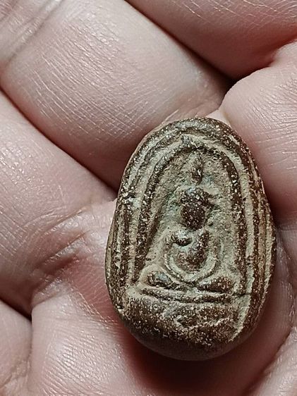 พระเนื้อดิน พบขึ้นที่กรุวัดจุฬามณี จ.พิษณุโลก สภาพสวยเดิมจากกรุ มาพร้อมตลับทองสวิสฝังเพชรcz สวยงามอย่างดี บูชาขึ้นคอได้เลยครับ รูปที่ 7