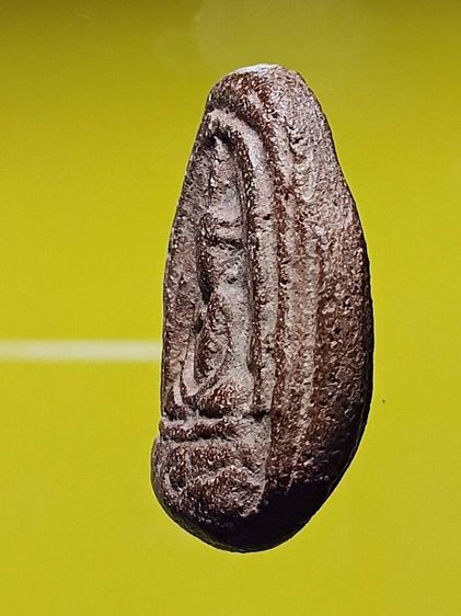 พระเนื้อดิน พบขึ้นที่กรุวัดจุฬามณี จ.พิษณุโลก สภาพสวยเดิมจากกรุ มาพร้อมตลับทองสวิสฝังเพชรcz สวยงามอย่างดี บูชาขึ้นคอได้เลยครับ รูปที่ 6