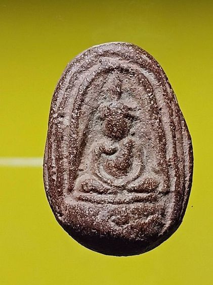 พระเนื้อดิน พบขึ้นที่กรุวัดจุฬามณี จ.พิษณุโลก สภาพสวยเดิมจากกรุ มาพร้อมตลับทองสวิสฝังเพชรcz สวยงามอย่างดี บูชาขึ้นคอได้เลยครับ รูปที่ 3