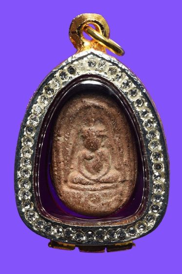 พระเนื้อดิน พบขึ้นที่กรุวัดจุฬามณี จ.พิษณุโลก สภาพสวยเดิมจากกรุ มาพร้อมตลับทองสวิสฝังเพชรcz สวยงามอย่างดี บูชาขึ้นคอได้เลยครับ