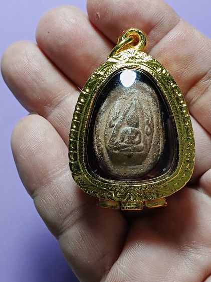 พระเนื้อดิน พบขึ้นที่กรุวัดจุฬามณี จ.พิษณุโลก สภาพสวยเดิมจากกรุ มาพร้อมตลับทองสวิสฝังเพชรcz สวยงามอย่างดี บูชาขึ้นคอได้เลยครับ รูปที่ 10