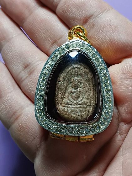 พระเนื้อดิน พบขึ้นที่กรุวัดจุฬามณี จ.พิษณุโลก สภาพสวยเดิมจากกรุ มาพร้อมตลับทองสวิสฝังเพชรcz สวยงามอย่างดี บูชาขึ้นคอได้เลยครับ รูปที่ 9