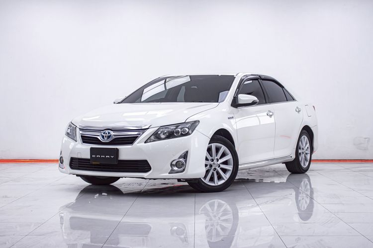 รถ Toyota Camry 2.5 HV สี ขาว