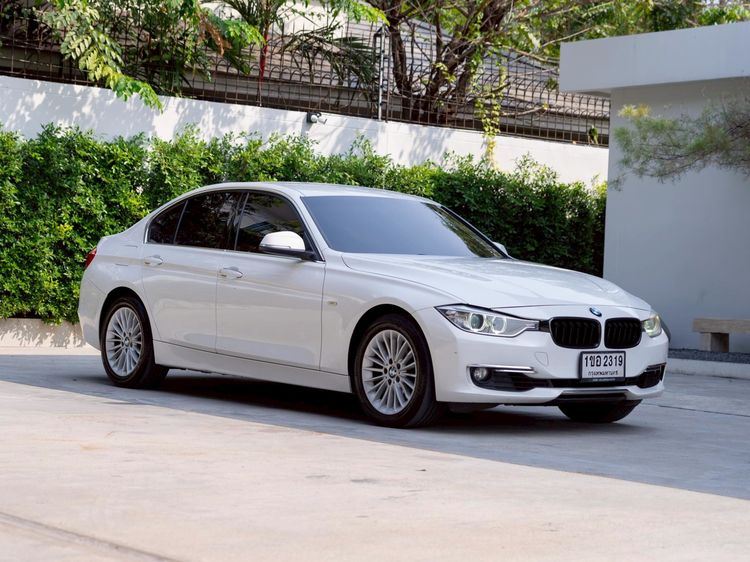 รถ BMW Series 3 320i สี ขาว